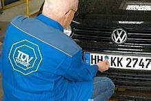 Die sechseckigen AU-Plaketten haben demnächst ausgedient. Foto: TÜV Süd/auto-reporter.net